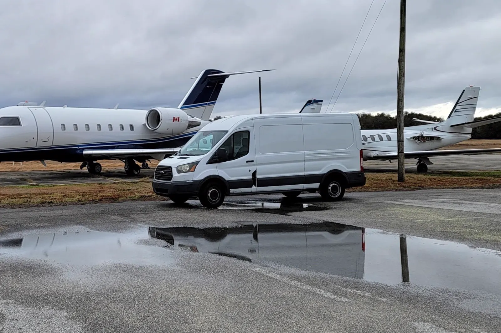 Alpha Company Aviation mobile aircraft maintenance vehicle between two corporate jets on a Florida ramp